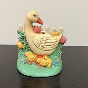 Charming Goose and Chicks Figurine - Multicolor